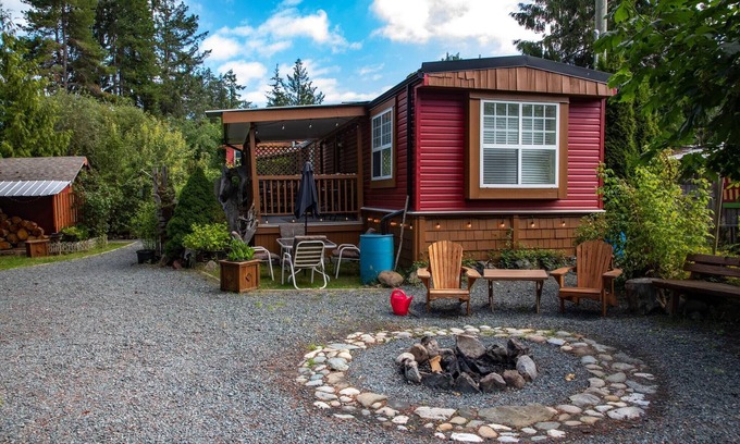 Regional District of Nanaimo House | Hollies Hideaway