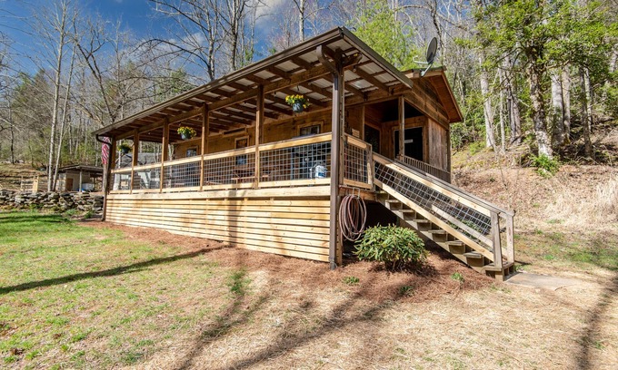 Hendersonville Cabin | Hollow Hideaway - Minutes to Dupont State Forest!
