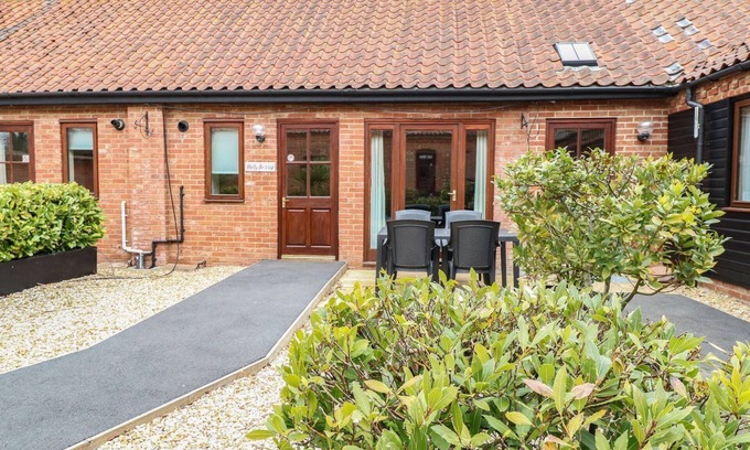 Foxley House | HOLLY BERRY, family friendly, with a garden in Foulsham