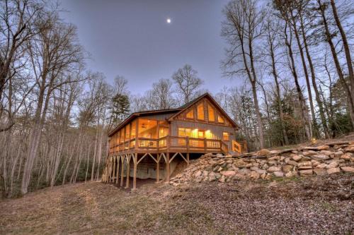 Blairsville House | Holly Berry Hill - Walk to Lake Nottely, Unwind in the Hot Tub & Enjoy S’mores Under the Stars