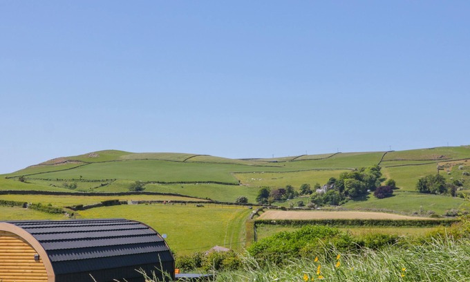 Newland Near Ulverston Cottage | HOLLY, pet friendly, with hot tub in Ulverston