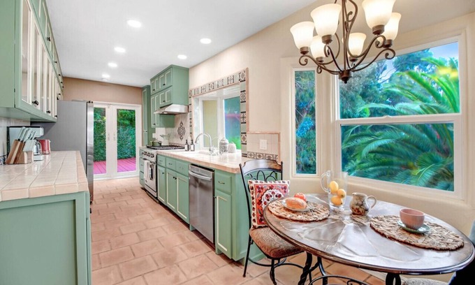 Los Angeles County House | Hollywood by the Sea King Bed