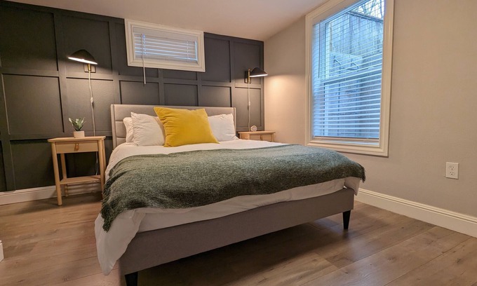 Hollywood District Apartment | Hollywood Casa | Close to Max & Bus | 1 bd W/D in unit | full kitchen