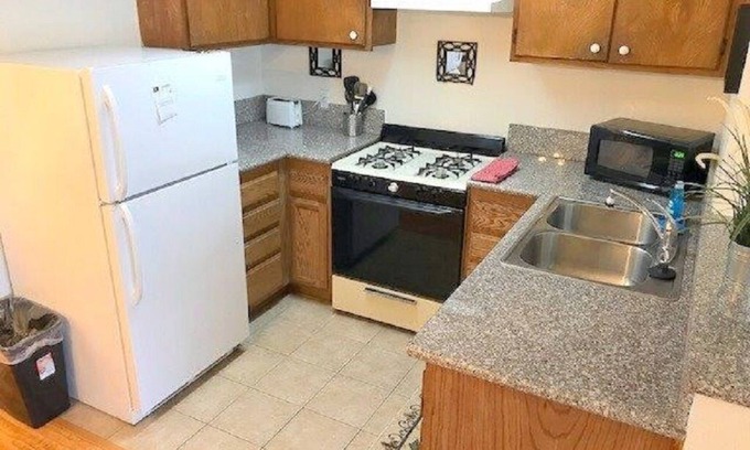 East Hollywood Apartment | Hollywood Diamond - Silver Lake