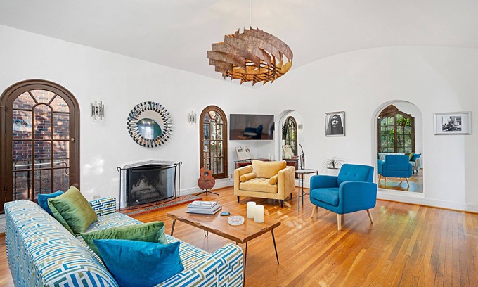 Los Feliz Apartment | Hollywood Glam + Modern Comfort at Griffith Park