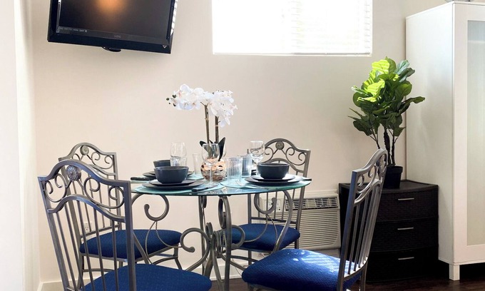 Hollywood Apartment | [Hollywood Haven] - Chic Studio w/Full Kitchen, Fast Wifi, Central Location!