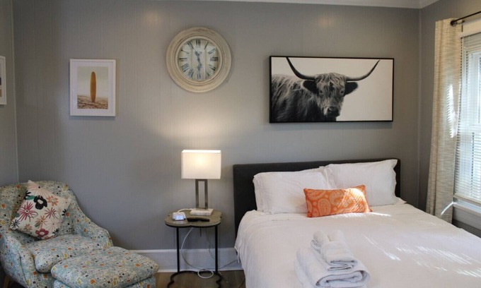 Columbia Apartment | Hollywood Hill Suite