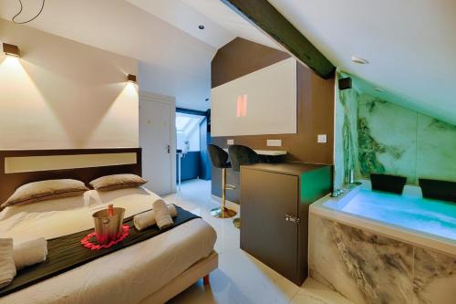 Montgeron Apartment | Hollywood Love Jacuzzi