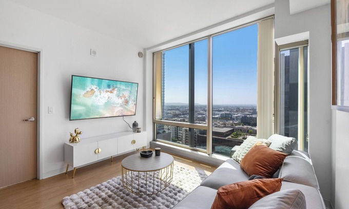 Melrose Apartment | Hollywood Sign View 1bdr w/Pool, Gym, Parking