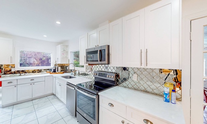 Old Northwood House | Home & 2 apts with private pool, patio, & 2 kitchens - near beach