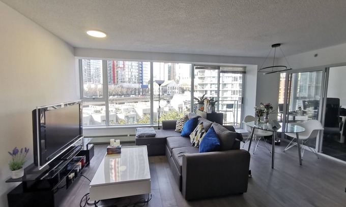 Crosstown Condo | Home Away From Home 2BR condo in Stadium District