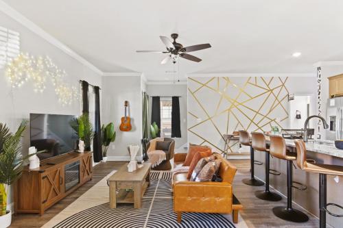 Athens House | Home Away From Home - 2 King Beds - Walk to UGA & DT
