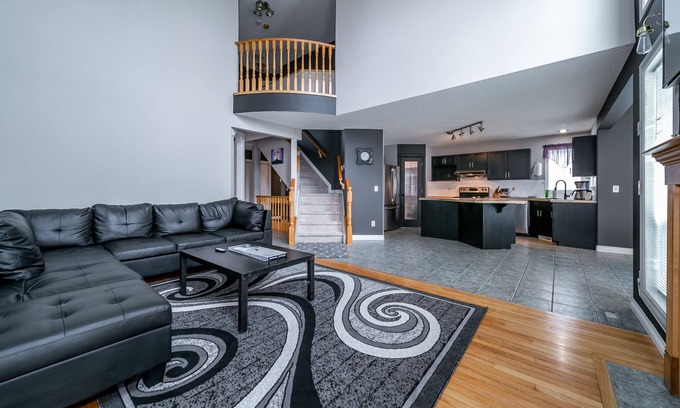 Northwest Edmonton House | Home Away From Home 5 Bed 3.5 Bath - Fast Wi-Fi