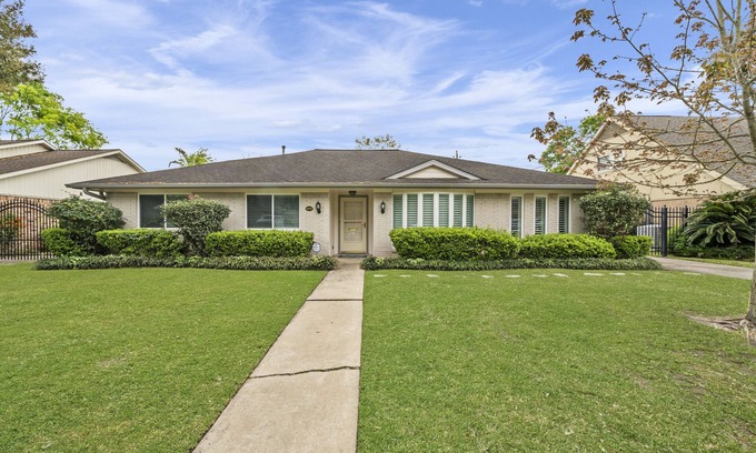 Houston House | Home Away From Home, Med Center, Sports, Shopping