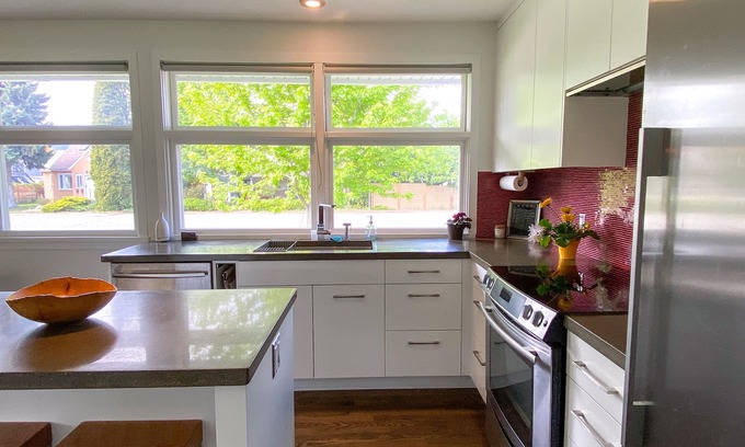 South Pandosy House | Home away from home ✮ Short walk to lake