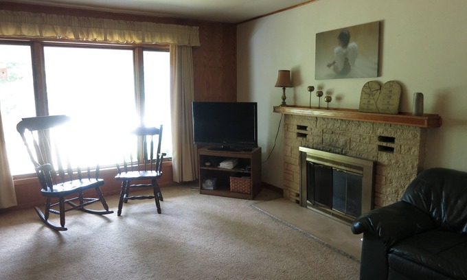 Brookfield House | Home Away From HomenQuiet surroundingsn15 minutes from downtown Milwaukee