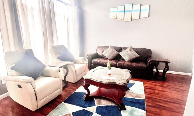 Aurora House | Home close to the Airport, shops and restaurants.