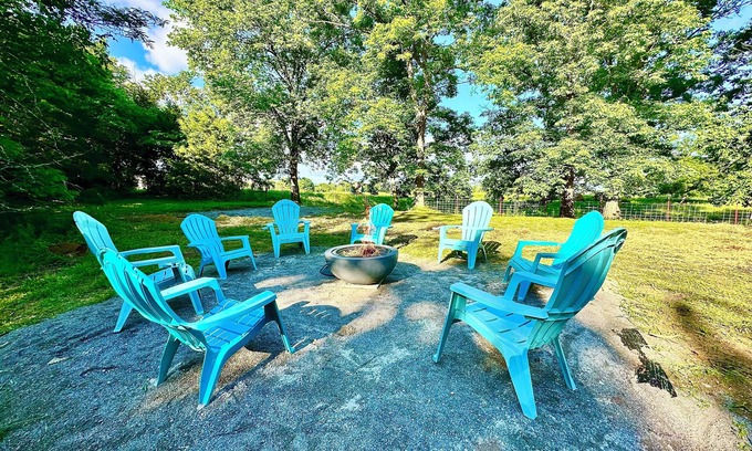 Gladeville House | Home for 8 King Bed near BNA & Nashville SUP Speedway mins from Downtown