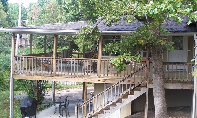 Warsaw House | Home getaway in Truman Lakeview