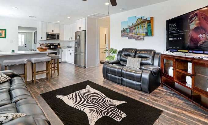 Kenner - Louis Armstrong International Airport House | Home in a quiet safe neighborhood mins to Nola & Airport KING BED.