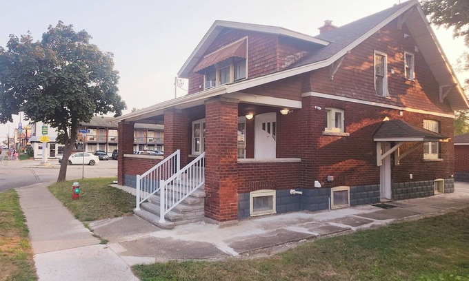 Niagara Falls House | Home in Niagara falls.3 bed,3 bedrooms.close by Clifton Hill,Casino, the falls.