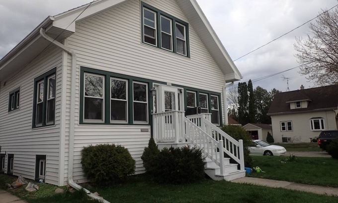 Oshkosh House | Home in Oshkosh near EAA Air Venture - n5 blocks away from Wittman Airport