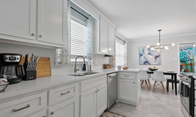 Savannah House | Home in Savannah 3BR/1BA Home Sleeps 6 /Dog Friendly