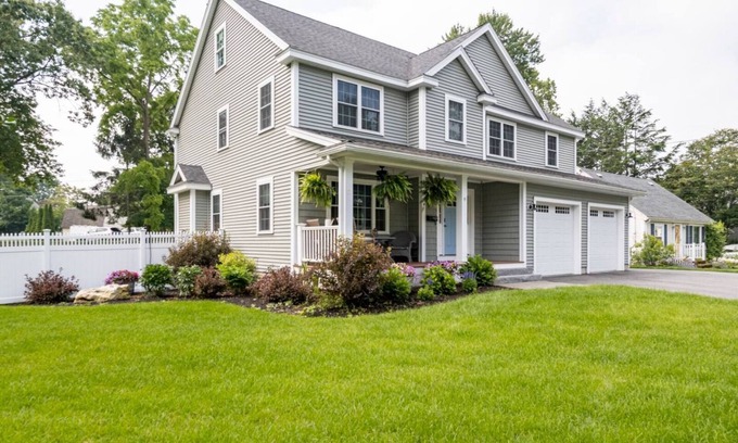 Woburn House | Home in Woburn - Family + Pet Friendly!