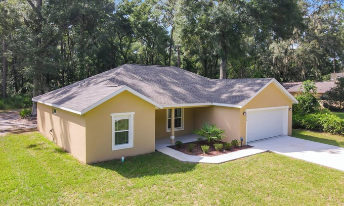 Summerfield House | Home! Minutes from Florida Horse Park, The Villages & Ocala.