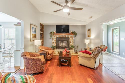 Nixons Crossroads House | Home Office, Deck and Shared Pool Little River Home