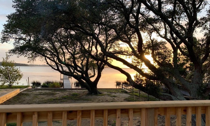 Colington House | Home on the Sound with Private Pier.Amazing Sunsets on Bay Drive. Close to beach