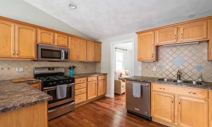 Narragansett House | Home one block to river w/2 FREE PADDLE BOARDS.10% weekly/monthly Discount