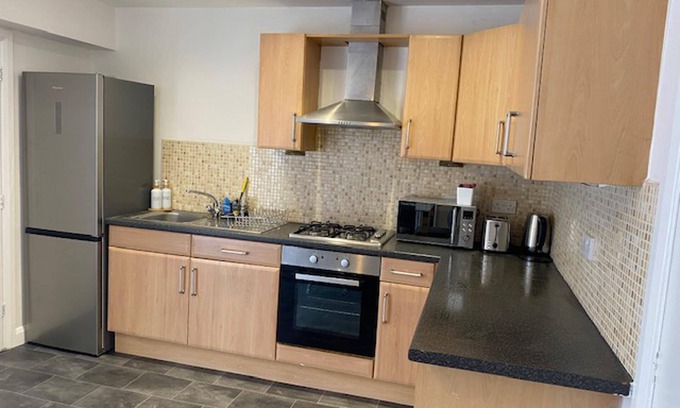 Manchester House | Home Sleeps5-netflix-parkg-near City Center/etihad