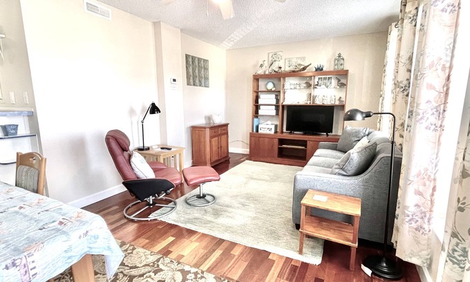 Isle of Palms Condo | Home Sweet Home 1 BR w Sleeper Sofa & Deck