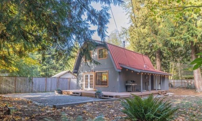 Baring Ski Chalet | Home Sweet Mountains. Cozy chalet with Hot Tub!