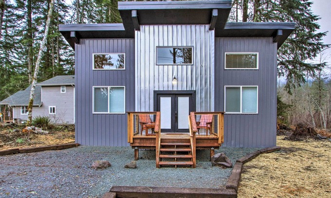 Paradise Estates Cabin | Home w/ Hot Tub < 5 Miles to Rainier National Park