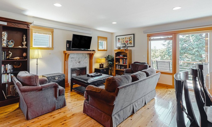 Manzanita House | Home with a washer/dryer, fireplace & spacious deck with grill