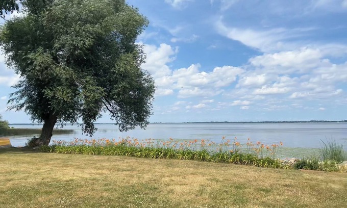 Winneconne House | Home with panoramic lake views of Lake Poygan