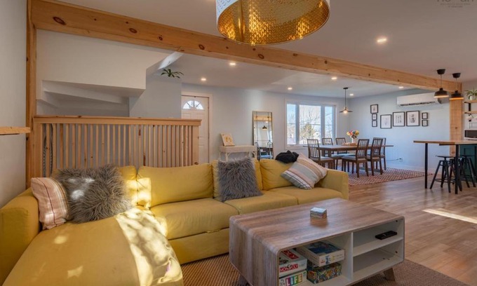 Fairview House | HomeAwayFromHome ~ Beautiful 4 Bedroom Home 7 mins from Downtown