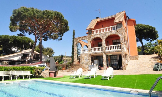 Santa Susanna Villa | HomeHolidaysRentals Corinne