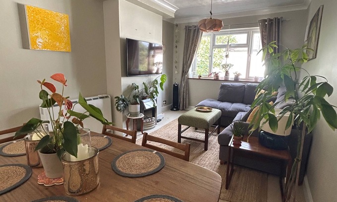 Walton-on-Thames Apartment | Homely 2 Bed Apartment in Walton - Sleeps 3 and Free parking