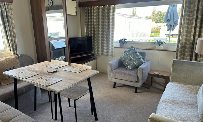 South Cerney Cabin | Homely 3 Bedroom Caravan in Cirencester