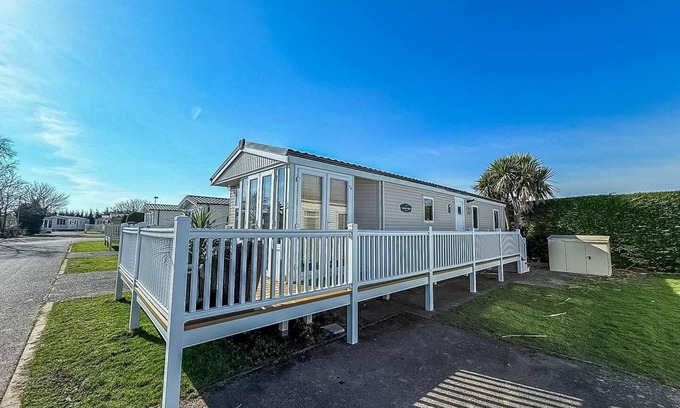 Skegness House | Homely 8 berth caravan at Southview Holiday Park near Skegness ref 33003M