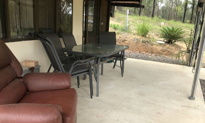 Currowan Cabin | Homely rustic tranquil cabin with picturesque outlook