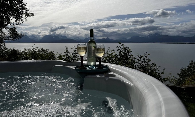 Homer House | Homer's Coastal Cottage with hot tub & sauna