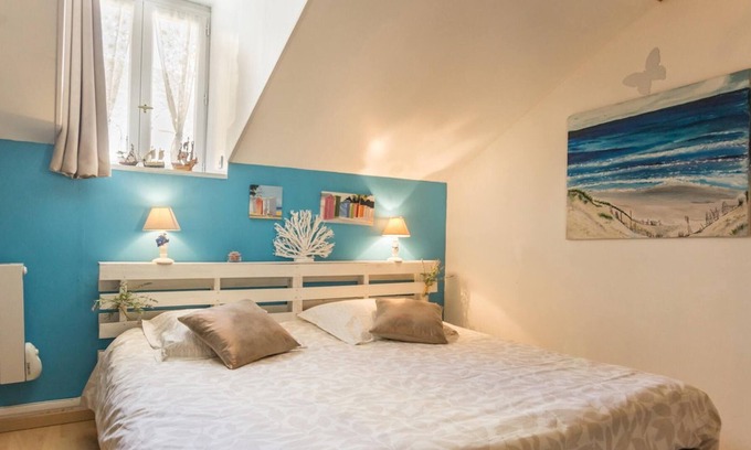 Bernieres-sur-Mer House | Homerez - 300m from the beach! House for 2 pers. in Bernieres-sur-Mer