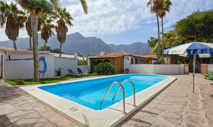 Buenavista del Norte Apartment | Homerez - Appartement 1 km away from the beach for 5 ppl. with shared pool