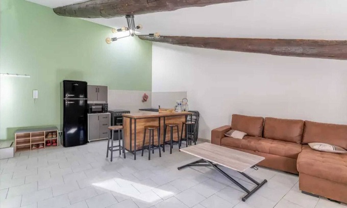 L'Isle-sur-la-Sorgue Apartment | Homerez - Apt. in L'Isle-sur-la-Sorgue