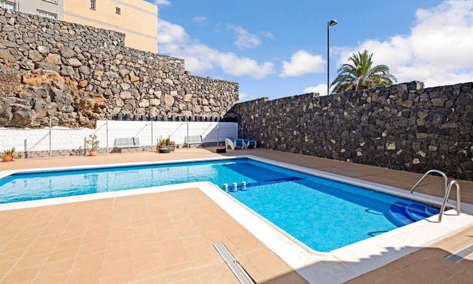Las Rosas Apartment | Homerez - Appartement 1 km away from the beach for 4 ppl. with shared pool