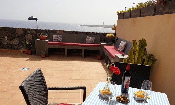 Poris de Abona Apartment | Homerez - Appartement 1 km away from the beach for 4 ppl. with shared pool